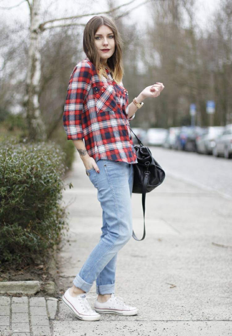 herbst outfit chucks kariert rot jeans idee schwarz handtasche