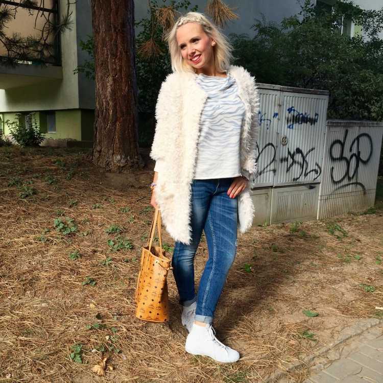 herbst outfit chucks weiss stil jeans jacke fell creme