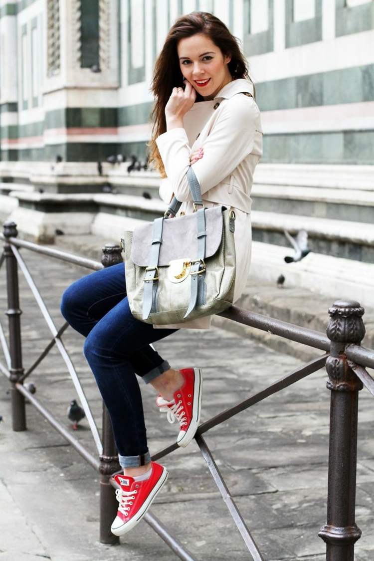 herbst outfit mit chucks rot mantel creme jeans