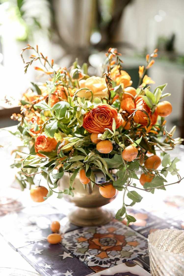 herbst tischdeko mit blumen orange herbstfarbe metall vase