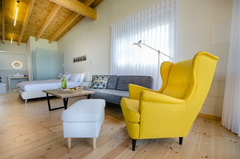 holz boden decke wohnzimmer sessel gelb hocker weiss modern