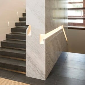 ideen gelaender design eingebaut marmor wand treppenhaus elegant