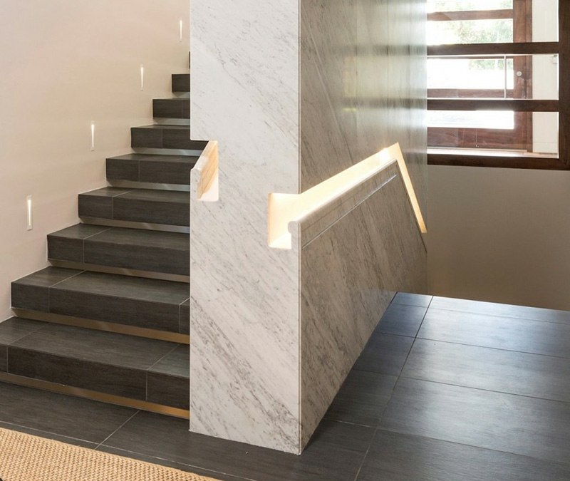 ideen gelaender design eingebaut marmor wand treppenhaus elegant