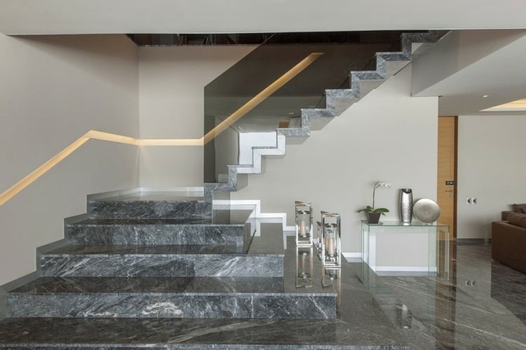 ideen gelaender design treppe marmor dunkelgrau glas wand