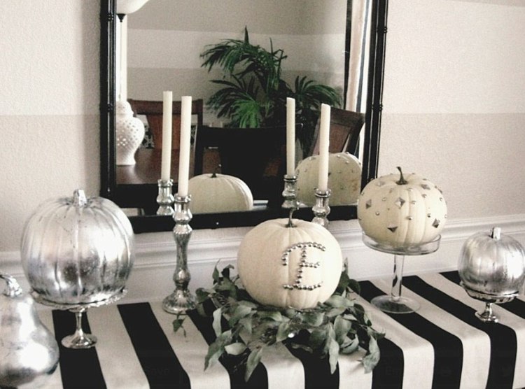 ideen halloween dekoration beistelltisch sideboard streifen tischdecke spiegel kuerbis silber