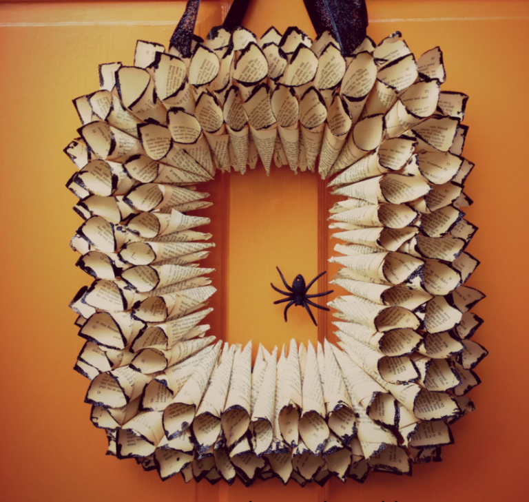 ideen herbst tuerkranz papier buchseiten trichter deko spinne rechteck form
