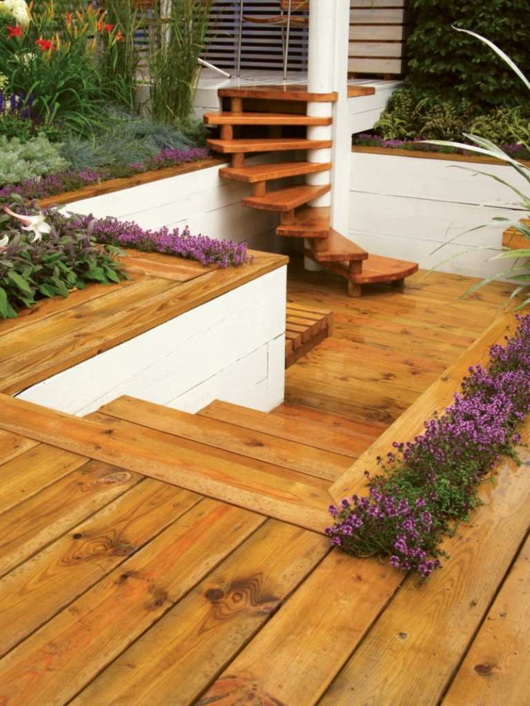 ideen terrassenbepflanzung beete streifen lila blumen inspiration desig wendeltreppe