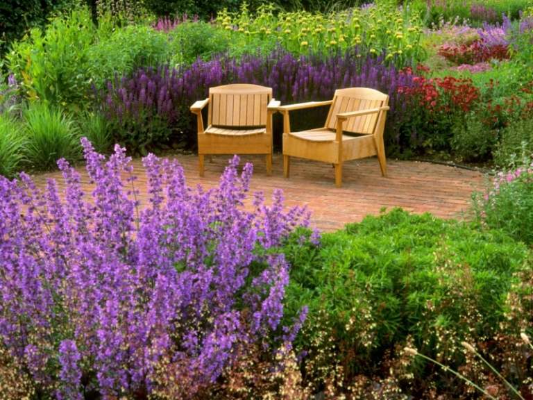 ideen terrassenbepflanzung blumen lila blueten holz stuehle