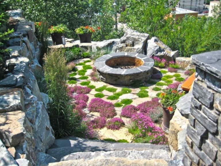 ideen terrassenbepflanzung romantisch anregung moos fugen stein feuerstelle
