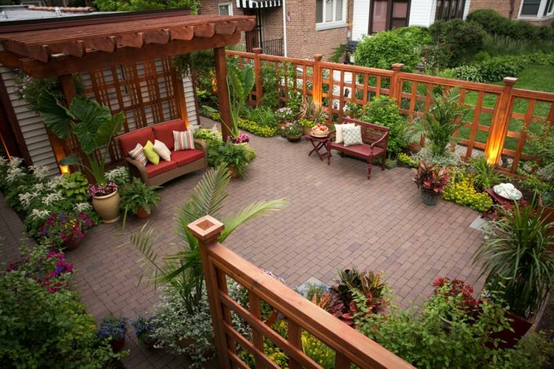 ideen terrassenbepflanzung ueppig sofa sitzbank beleuchtung zaun modern