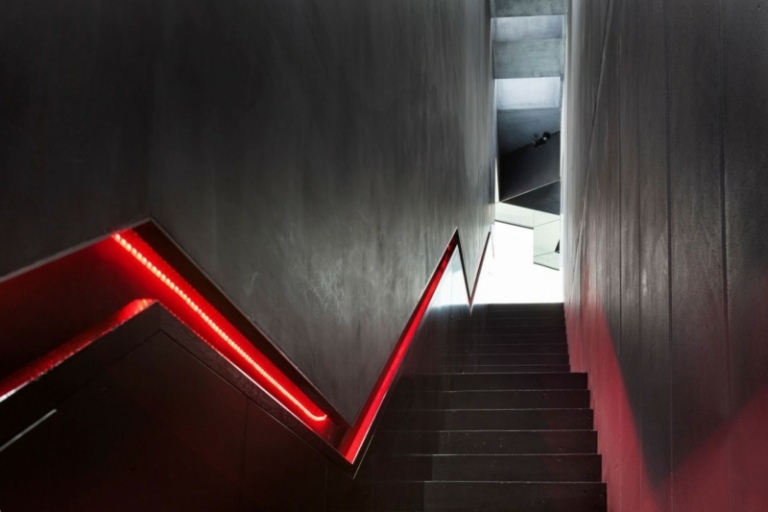 interieur beton aluminium eingebautes gelaneder treppe rot licht girlande