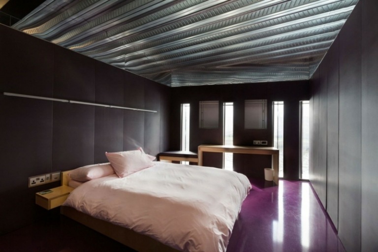 interieur beton aluminium schlafzimmer dunkel farben purpur fussboden glanz schmale fenster