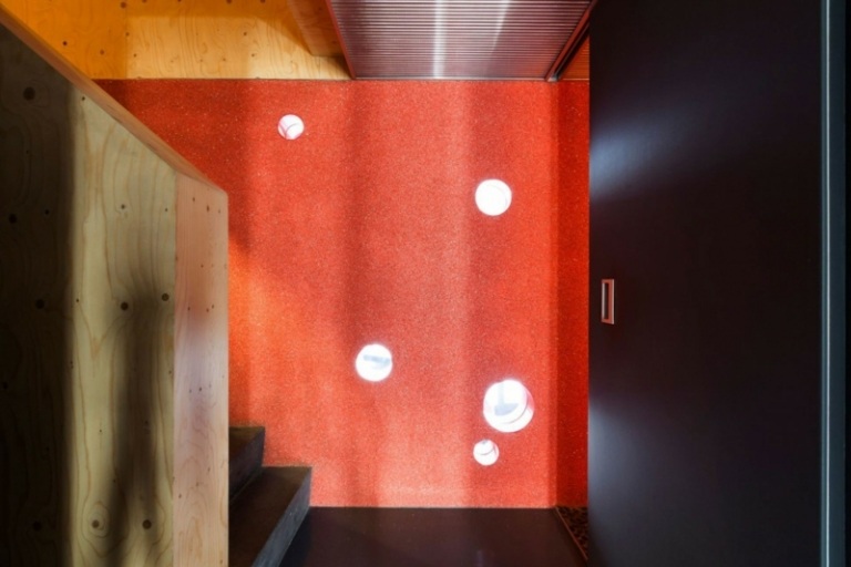 interieur beton aluminium treppenbereich rot akzentwand holz gelaender