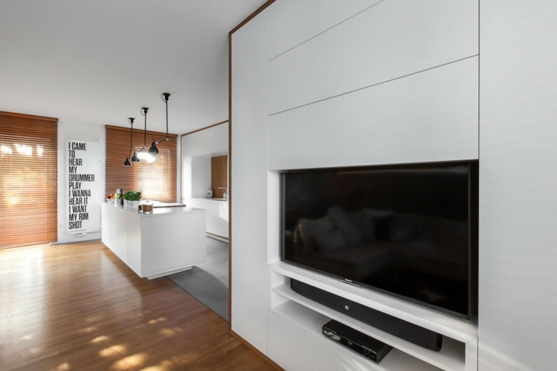 interieur in weiß und holz wohnwand modern fernseher parkett