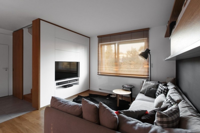 interieur in weiß und holz wohnzimmer sofa grau lounge