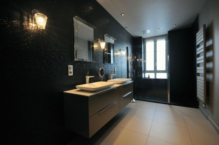 interieur schwarzen akzenten badezimmer fliesen elegant offen dusche modern