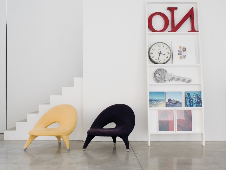 italienische-designermobel-modern-sessel-schwarz-gelb-regal-betonboden-arabesk