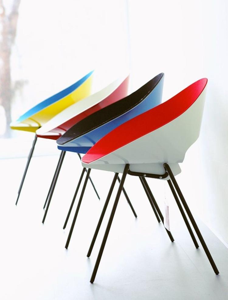 italienische-designermobel-stuhl-modell-kd04-schale-plastik-farben-beine-metall