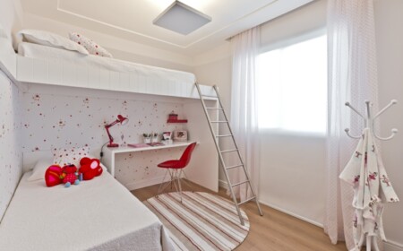 kinderzimmer weiss dezent rot motive hochbett tapete rund teppich kleiderstaender