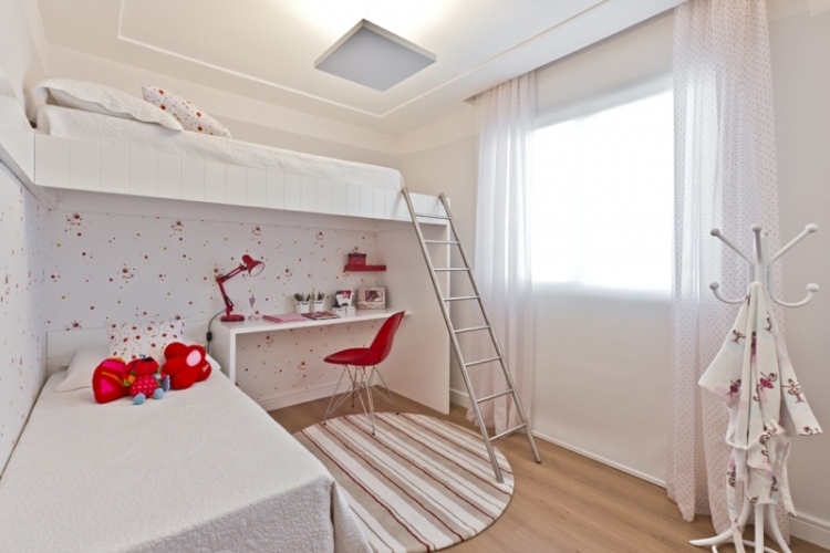 kinderzimmer weiss dezent rot motive hochbett tapete rund teppich kleiderstaender