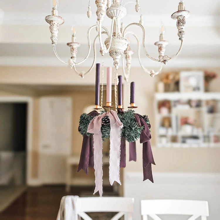 klassischer adventskranz hängend in lila und grün