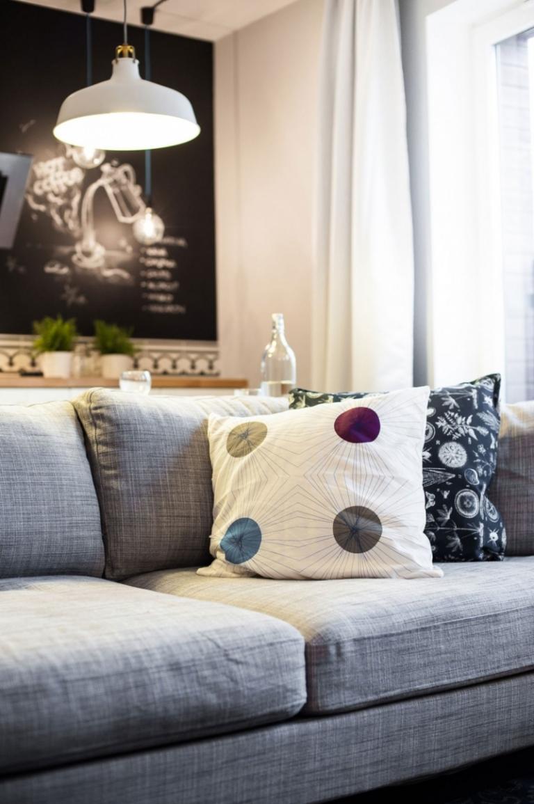 kleine-wohnung-einrichten-budget-couch-grau-polster-kissen-modern-skandinavisch