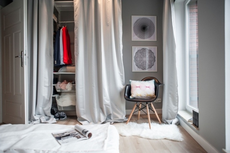 kleine-wohnung-einrichten-budget-schlafzimmer-kleiderschran-vorhaenge-grau-wandfarbe