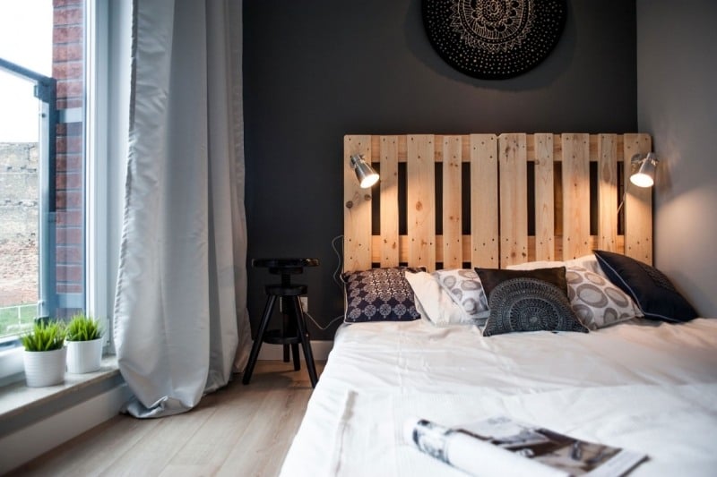 kleine-wohnung-einrichten-budget-schlafzimmer-schwarz-weiss-bett-europalette-kissen-skandinavisch