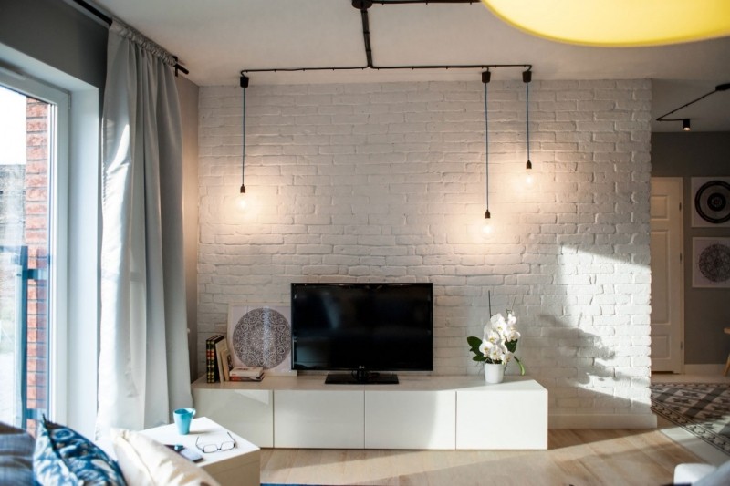 kleine-wohnung-einrichten-budget-wohnzimmer-backsteinwand-weiss-fernseher-tvkonsole