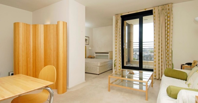 Kleines Zimmer einrichten -einzimmerwohnung-gelb-weiss-terrasse-modern