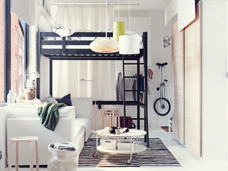 kleines-zimmer-einrichten-einzimmerwohnung-hochbett-weiss-schwarz-praktisch-einbauschrank