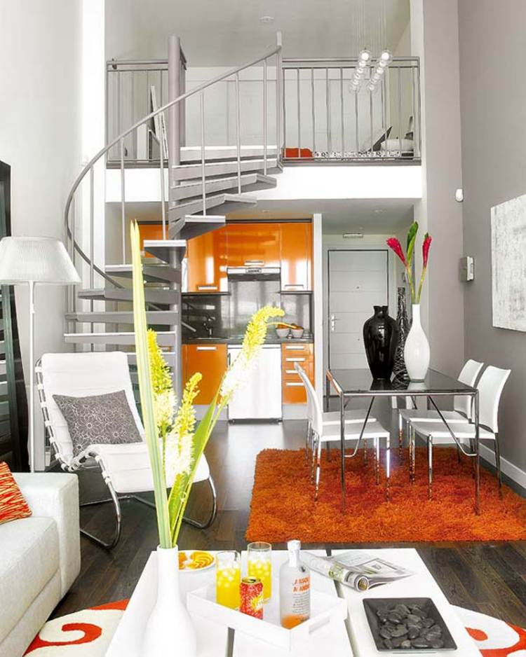 kleines-zimmer-einrichten-einzimmerwohnung-hohe-decke-orange-grau-windeltreppe