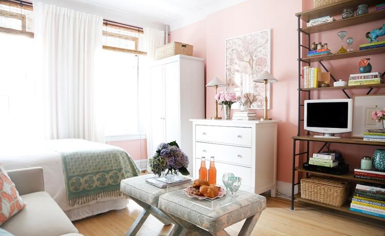 kleines-zimmer-einrichten-einzimmerwohnung-maedchen-rosa-weiss-regalschrank
