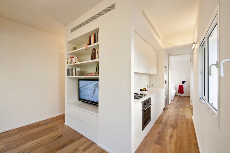 kleines-zimmer-einrichten-einzimmerwohnung-modern-design-weiss-holzboden-kueche-mittig