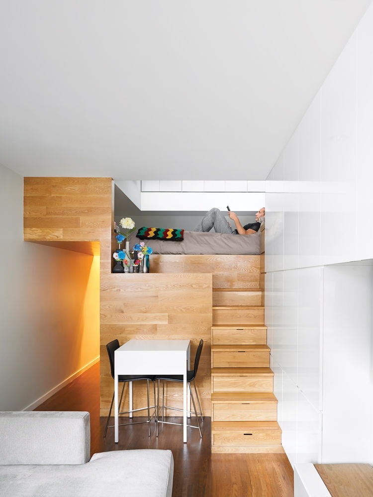 kleines-zimmer-einrichten-einzimmerwohnung-tiny-haus-holz-konstruktion-treppe-hochbett