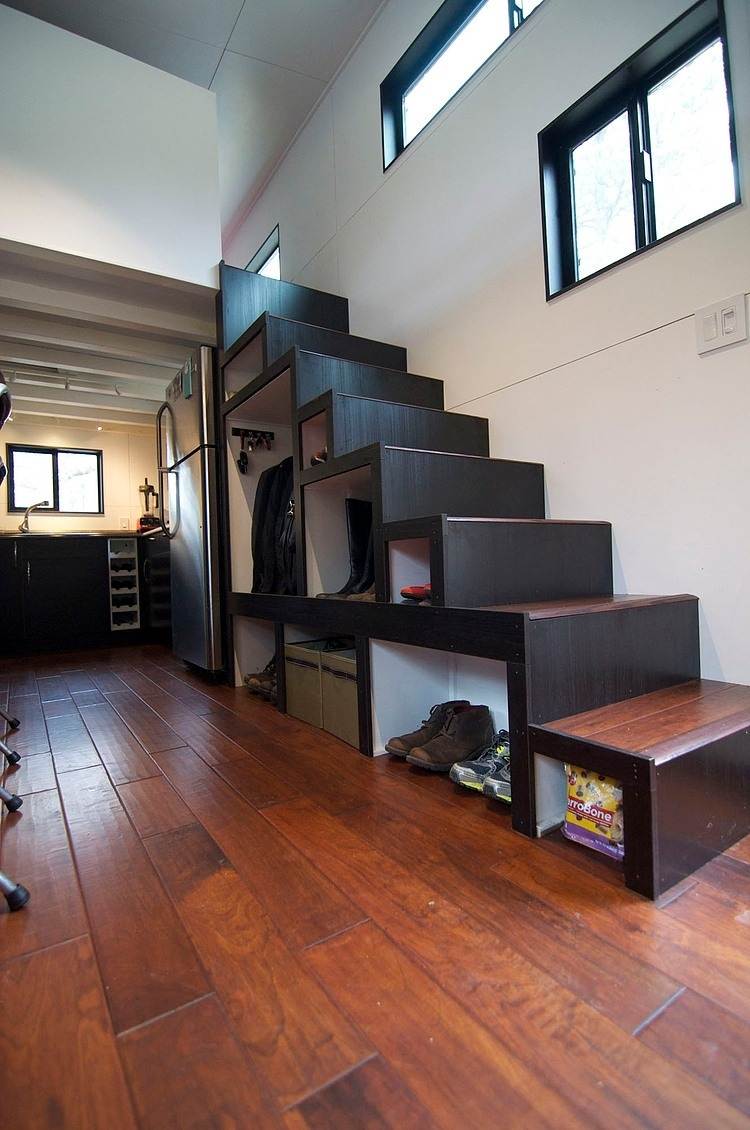 kleines-zimmer-einrichten-einzimmerwohnung-tiny-haus-stufen-treppe-stauraum