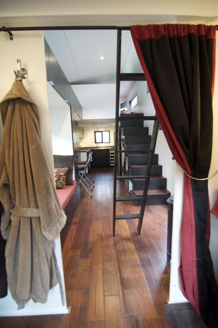 kleines-zimmer-einrichten-einzimmerwohnung-treppe-vorhang-schwarz-kueche-leiter