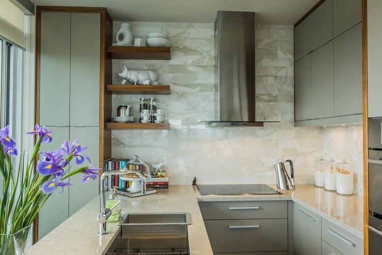 Küche in U-Form klein-graue-fronten-wandfliesen-arbeitsplatte-steinoptik