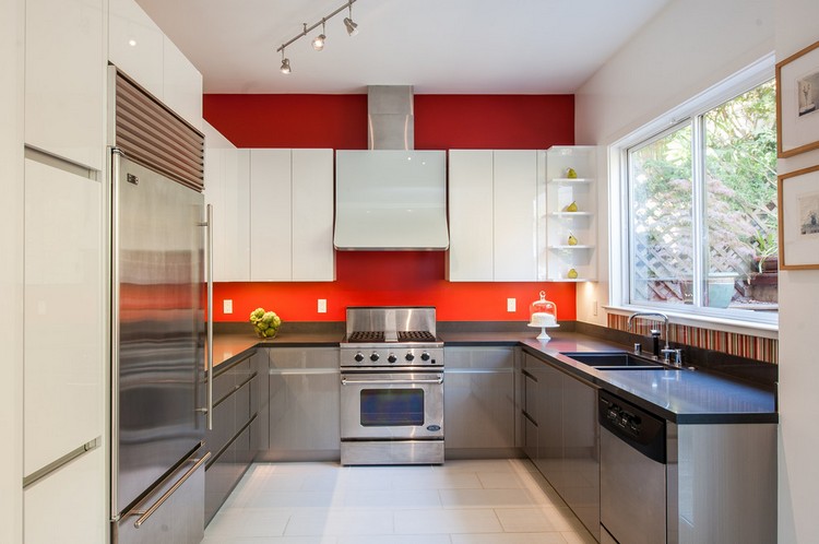Küche in U-Form -rote-wandfarbe-weisse-graue-fronten-