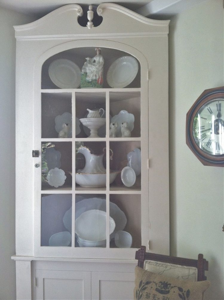 Küchenschrank in Weiß -vintage-ecke-dreieckig-vitrine-porzellan-platzsparend