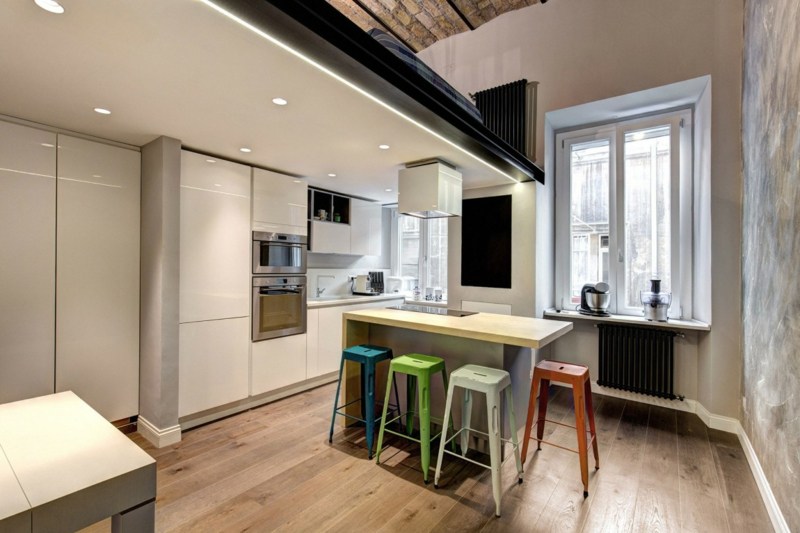 küchen design in weiß hochglanz fussboden holz optik modern