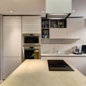 küchen design in weiß hochglanz kuecheninsel idee schraenke grau akzente