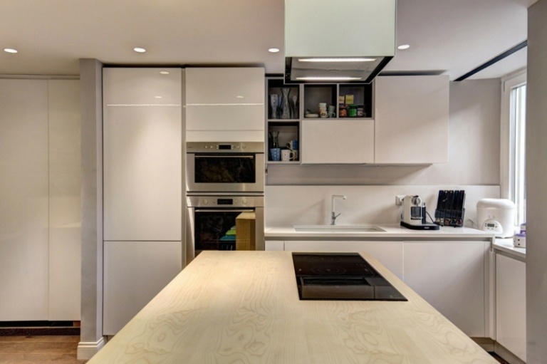 küchen design in weiß hochglanz kuecheninsel idee schraenke grau akzente