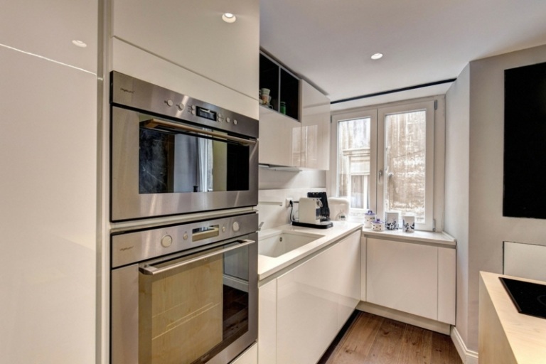 küchen design in weiß hochglanz ofen kuechengeraete fenster holz profil