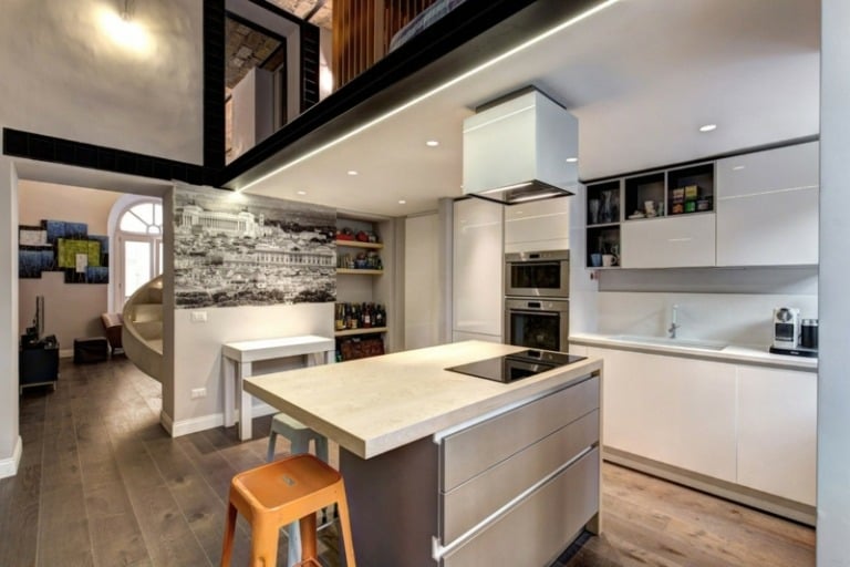 küchen design in weiß hochglanz tapete grau nuancen stadt motiv beistelltisch