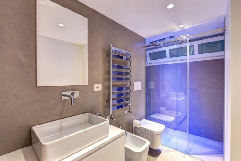 kuechen design weiss hochglanz blau beleuchtung dusche badezimmer waschbecken