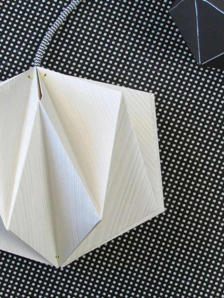 lampe-origami papier lampenschirm tischdecke punkte schwarz weiss