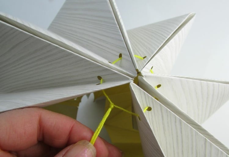 lampe-origami schnur binden gelb knoten loecher