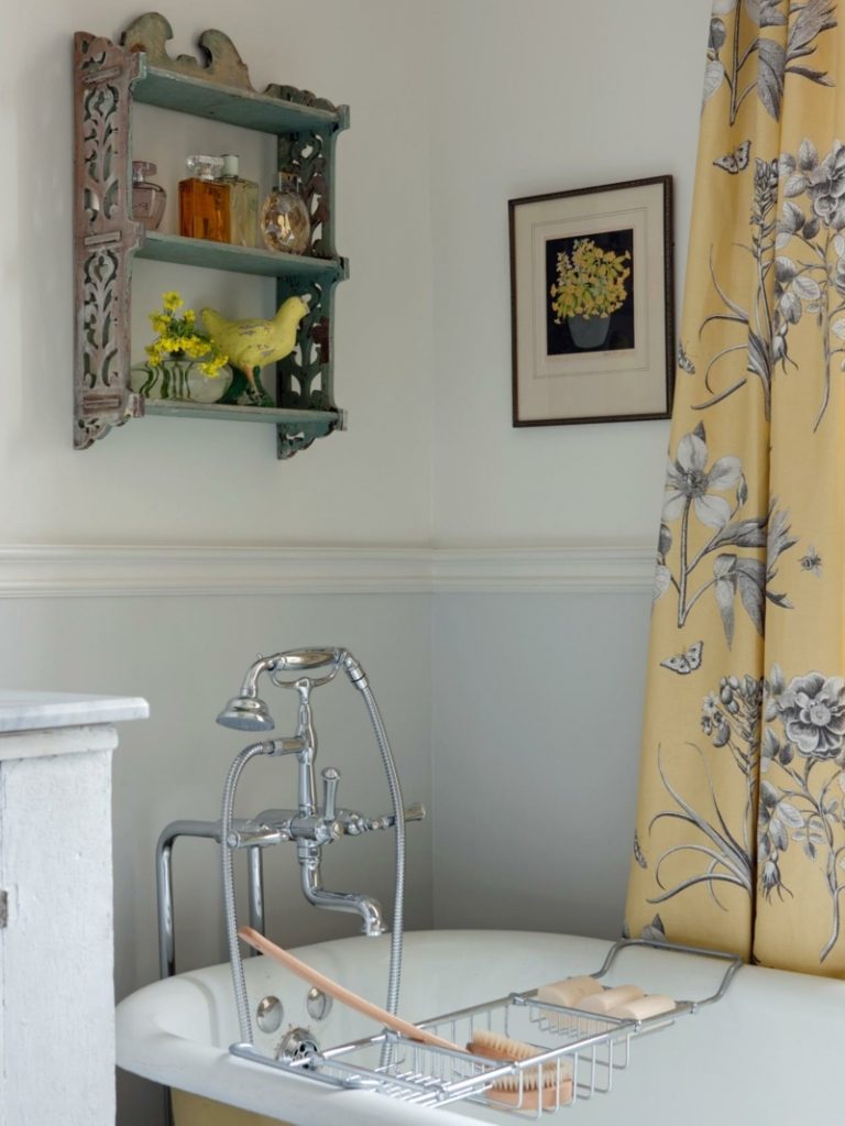 landhausstil franzoesischer badewanne antik wasserhahn regal shabby stil vorhang blumen