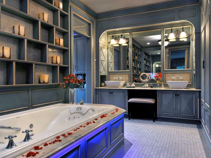 landhausstil franzoesischer badezimmer idee blau holz regal badewanne antik